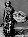 3. Orochon Schamane, Nord Mandschurai, in Amtstracht mit Trommel, aufgenommen 1925