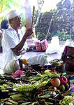 7. Balinesicher Schamane bereitet sich durch Rituale auf die schamanische Reise (Trancezustand) vor.